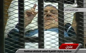 Экс-президент Египта Хосни Мубарак в зале суда