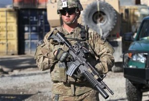Американский военнослужащий несет патрулирование в Кандагаре. Афганистан. 11 января 2012 г.
