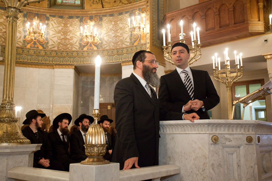 Рав Цви Патлас и  Акиф Гилалов в синагоге в Москве