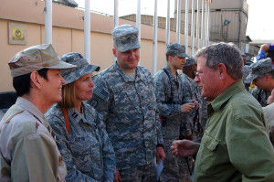 Сенатор Джеймс Инхоф (справа) на встрече с американскими воинами, обучающими афганцев защищать свою страну. Кабул, Афганистан, 2008 г.