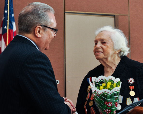 Assemblyman Cymbrowitz благодарит бывшую партизанку Любу Абрамович, ветерана Второй мировой войны 