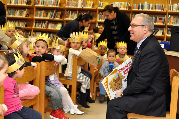 Assemblyman Cymbrowitz читает детям  из подготовительной школы Sunny Skies  сказку «Ночью на кухне»