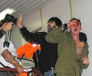 Весь мир обошли фотографии избиваемых,  с окровавленными лицами, израильских спецназовцев