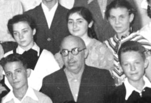 Учитель Борис Ефимович Друкер с учениками 