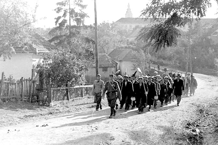 Колонна евреев направляется на принудительные работы.  Шарошпатак, Венгрия, 1941 год