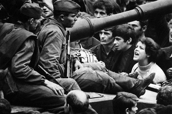 Пражане вышли на улицы. Они окружали танки и пытались говорить с советскими солдатами