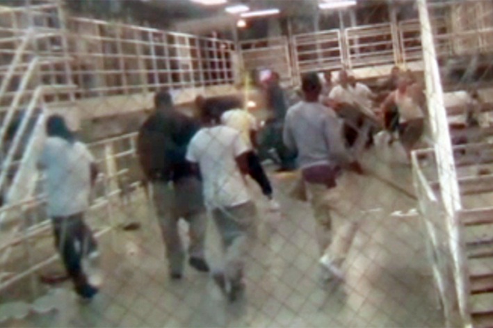 Кадр видеозаписи драки в тюрьме Райкерс-Айленд