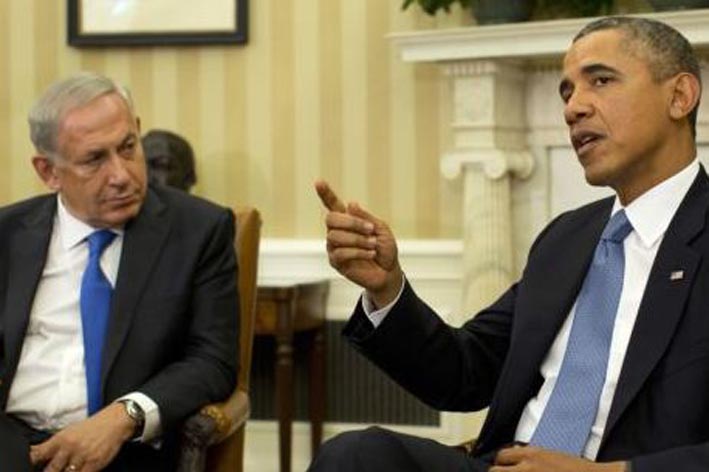 Две фотографии встреч Барака Обамы с ближневосточными переговорщиками —  сперва с Абу Мазеном, потом с Нетаниягу — скажут нам больше, чем иные речи