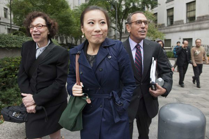 Дженни Ху с адвокатами  покидает суд после приговора