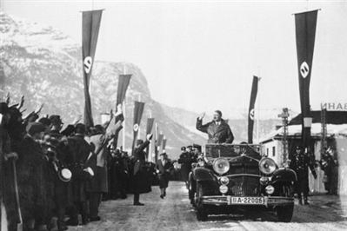6 февраля 1936 года канцлер Германии Адольф Гитлер открыл IV зимние Олимпийские игры  в Гармиш-Партенкирхен. На церемонию собралось более 50 тысяч человек