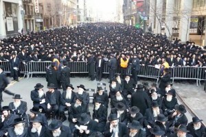 Уличная молитва нью-йоркских хасидов  в Нижнем Манхэттене