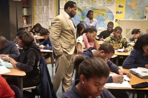 Адофо Мохаммед, директор бруклинской средней школы Bedford Academy, преподает обществоведение (global studies) в 10–11-х классах 