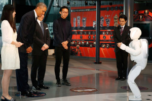 Находящийся с госвизитом в Японии президент США Барак Обама «здоровается» с роботом Асимо, 24 апреля 2014 года