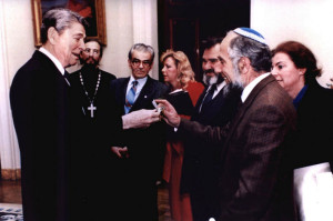 Президент Рейган вручает Иосифу Бегуну браслет с его именем, который Рейган носил, когда Бегун сидел в тюрьме