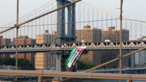 Палестинской флаг на Манхэттенском мосту