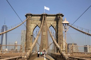 Белый флаг на башне Бруклинского моста