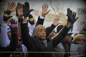Эл Шарптон на митинге в память об убийстве чернокожего подростка белым полицейским
