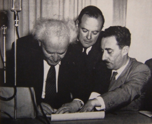 Давид Бен-Гурион подписывает Декларацию независимости Израиля