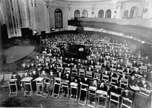 Ученики иешивы «Мир» в синагоге «Бейт Аарон» в Шанхае