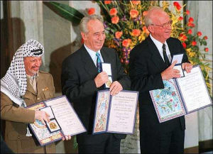 Ясир Арафат, Шимон Перес и Ицхак Рабин получили Нобелевскую премию мира за подписание Ословских соглашений, 1994 год