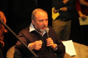 Авигдор Либерман выступает на «Шабат тарбут». Фото пресс-службы