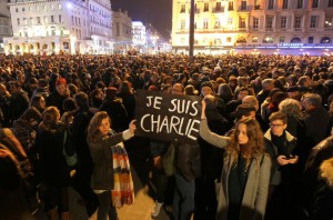 Западный мир вышел на улицы с плакатами «Я Шарли Эбдо»