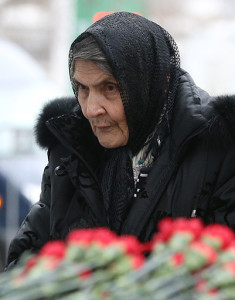 Мать Бориса Немцова  Дина Эйдман на похоронах сына