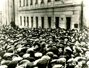 Голда Меир среди 50 тысяч евреев у московской синагоги в первый день Рош Хашана 1948 года