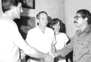 Демократ Джон Керри и сандинист Даниэль Ортега жмут друг другу руки