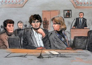 Джохар Царнаев и его адвокаты Мириам Конрад (слева) и Джуди Кларк в зале суда в Бостоне, 5 марта 2015 года. Рисунок: Jane Flavell Collins / AP / ТАСС
