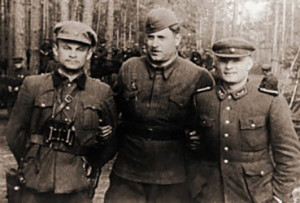 Юрий Колесников (слева) в партизанском отряде