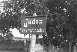 Антиеврейская уличная вывеска: «Евреи здесь нежелательны». Германия, 1937 год