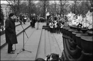 Владислав Бартошевский выступает на церемонии памяти жертв Холокоста