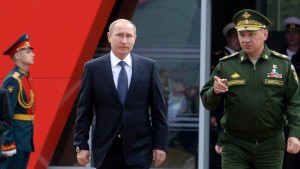 Президент Владимир Путин и министр обороны Сергей Шойгу на выставке «Армия-2015»