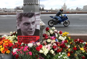 MOSCOW, RUSSIA. APRIL 9, 2015. A makeshift memorial for Russian politician Boris Nemtsov on the Bolshoi Moskvoretsky Bridge. The memorial was taken by municipal workers to the opposite side of the bridge. Valery Sharifulin/TASS Ðîññèÿ. Ìîñêâà. 9 àïðåëÿ. Èìïðîâèçèðîâàííûé ìåìîðèàë íà ìåñòå óáèéñòâà ïîëèòèêà Áîðèñà Íåìöîâà íà Áîëüøîì Ìîñêâîðåöêîì ìîñòó, êîòîðûé ðàáîòíèêè êîììóíàëüíûõ ñëóæá ïåðåíåñëè íà äðóãóþ ñòîðîíó. Âàëåðèé Øàðèôóëèí/ÒÀÑÑ