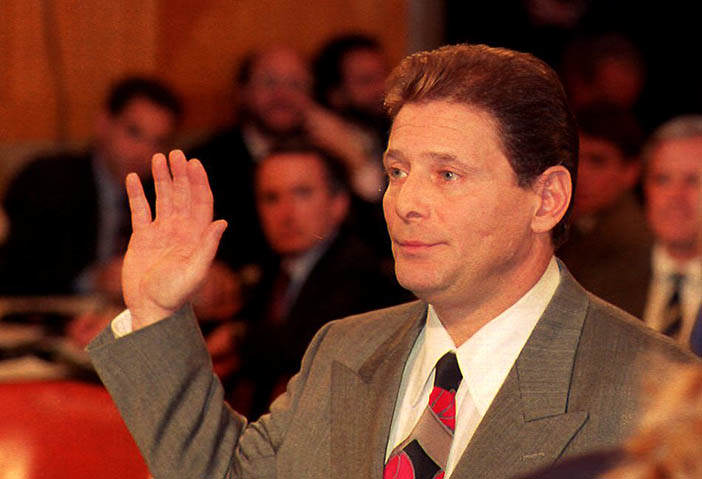 Салваторе Гравано приносит присягу на судебном процессе о коррупции  в профессиональном боксе,  1 апреля 1993 года