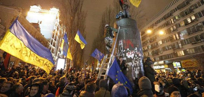 Снос памятника Ленину в Киеве, декабрь 2013 года
