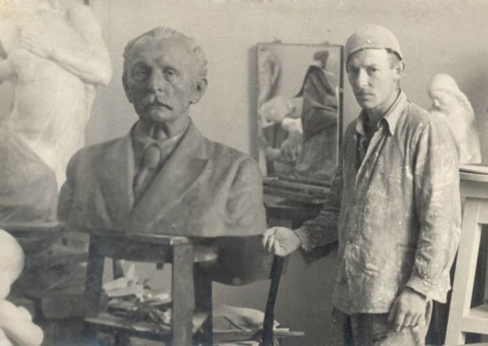 Скульптор Эльмар Ривош в мастерской со своей работой — бюстом латышского писателя и педагога Яниса Гресте, 1951 год