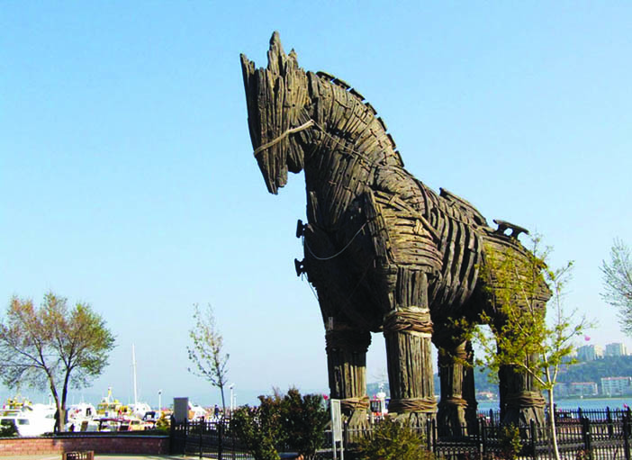 «Троянский конь» из фильма «Троя» в турецком порту Чанаккале 