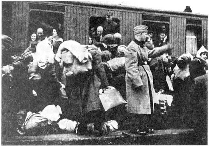 Прибытие в Рижское гетто эшелона с евреями из Австрии  