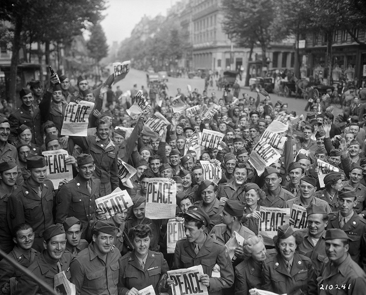 Американские военнослужащие собрались в Париже, чтобы отпраздновать капитуляцию Японии