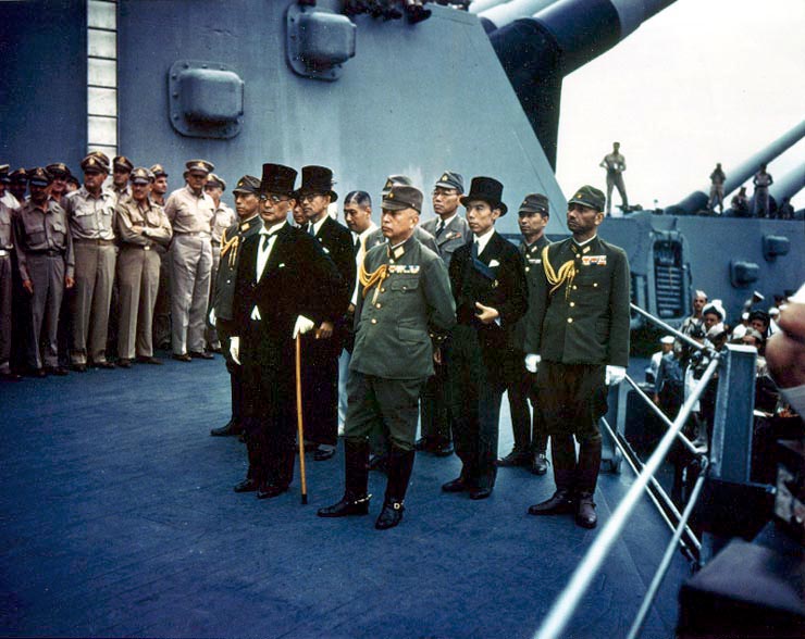 Представители Японии стоят на борту USS Миссури до подписания Акта о капитуляции