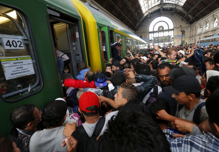 Мусульманские "беженцы" штурмуют вокзал в Будапеште, сентябрь 2015 г. Фото: IBTimes.