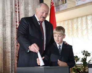 Александр Лукашенко на участке для голосования. Фото Максима Гучека, БелТА.