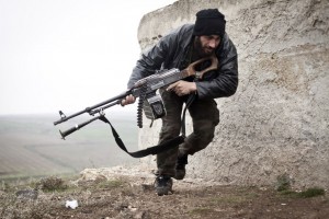 На фото: боец Свободной сирийской армии во время боя с сирийскими войсками в городе Аазаз, 17 декабря 2012 года. 