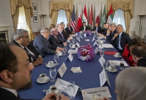На фото: президент Барак Обама, госсекретарь Джон Керри и другие официальные лица США на встрече с представителями Бахрейна, Катара, Саудовской Аравии, Иордании и ОАЭ в Нью-Йорке – участниками коалиции по борьбе с Исламским государством, 23 сентября 2014 года.