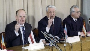 Станислав Шушкевич (слева), экс-президент России Борис Ельцин и экс-президент Украины Леонид Кравчук на пресс-конференции в 1991 году по итогам встречи глав СНГ в Минске 