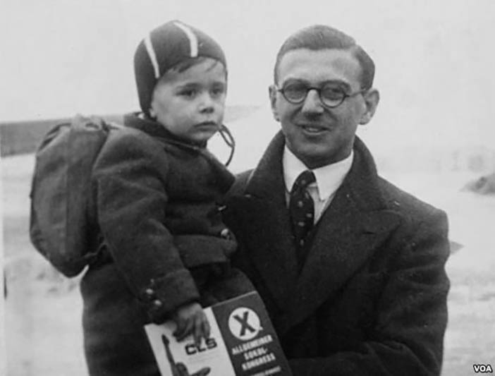 Николас Уинтон с одним из спасенных им детей
