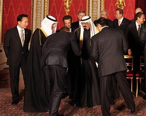 Барак Обама склонился перед королём Саудовской Аравии Абдуллой, 2009 год