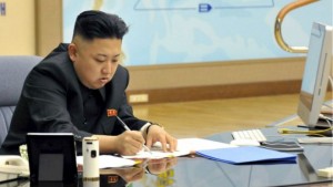 На этой фотографии 2013 года видно, что на столе у северокорейского лидера - компьютер компании Apple 